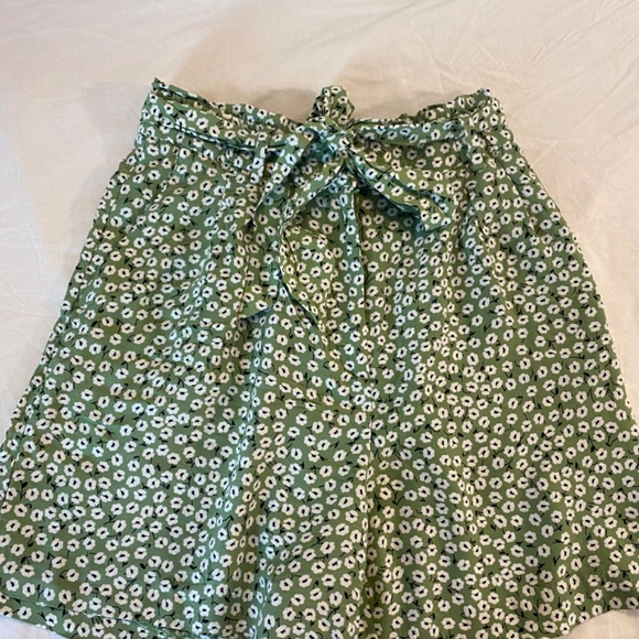 Floral paperbag shorts - Picture 2 of 5